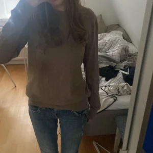 Brun stikad tröja - Brun stikad tröja från hm i storlek M, bra skick. Hör av dig om du har frågor 💕