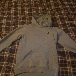 Lyle&scoty hoddie  - En grå lyle&scott hoodie med bra skick 