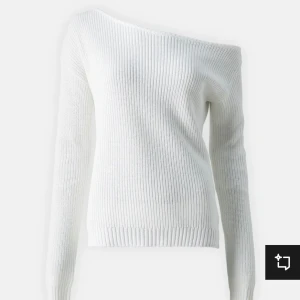 Vit stockad - Jättefin vit stickad off shoulder tröja! Använd 1 gång och i superfint skick! Säljer för jag inte använde den🩵