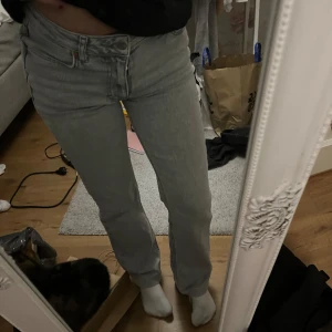 Jeans ifrån bikbok - Säljer dessa snygga grå jeans ifrån bikbok med medelhög midja😍uppsydda och jag är ca 1,61