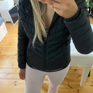 Peak Performance jacka - Säljer denna Peak jackan i väldigt bra skick då den inte kommer till någon användning, nypris är runt 3000kr😇skriv om du vill ha mer bilder på den!