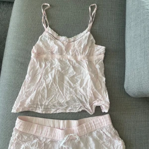 Gulligt pyjamassett  - Gulligt pyjamassett i ljusrosa från HM🥰 Fint använt skick!  Ostruket på bild men går att få slätt och fint med en strykning.   Det är i stl s men väldigt lite i storlek så skulle säga att det är som XXS-XS  Säljer hela sättet för 49:-