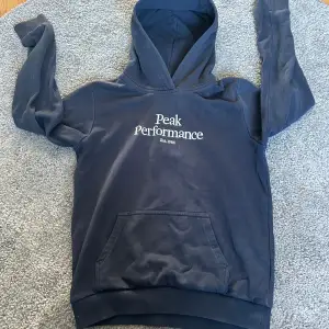 Säljer denna snygga peak performance hoodie. storlek 160.  varm och skön tröja. perfekt inför vintern och hösten. 