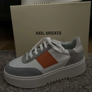 Arigato Vintage Sneaker - Helt nya arigato vintage sneakers inne. Nypris: 2650kr Vårt pris: 1200kr Skick: 9/10 (helt nya) Modell: dam modell Storlek: finns flertal storlekar Vid intresse tveka ej att skriva DM.