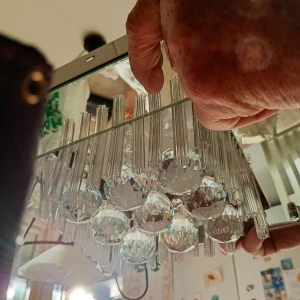 Taklampa med kristaller silverfärgad  - Taklampa med kristaller silverfärgad ej dimbar och i nyskick.