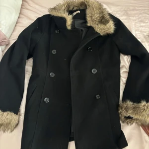 Päls kappa  - Super söt päls kappa från hm, bra sick har knappt använt, perfekt om man vill piffa upp outfiten lite🥰