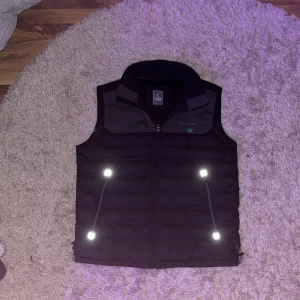 ACR (Across The World) Väst - Tjo! Ska sälja min väst nu för att jag inte vill ha den till vintern. Västen är i utmärkt skick inga revor alls, och storleken är XL. Det är bara att skicka till mig om det är något ni undrar!