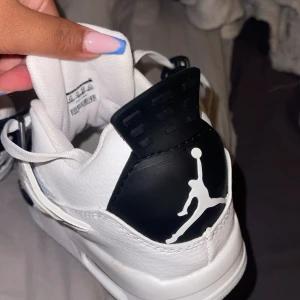 Jordan 4s - Helt nya underbara skor som inte är använd alls. Kan även gå ner i pris men inte så mycket eftersom den är köpt för 3999kr💞  Kom DM för några frågor