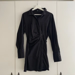 Kostymklänning - Säljer min supersnygga kostymklänning från Zara!!  Är en M, men passar S med då den är liten i storleken.