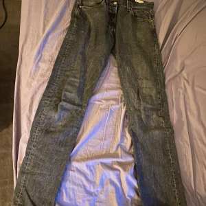 Levis 501 - Säljer mina Levis 501, mörk gråa, satt inte riktigt som jag ville därför säljer jag dom. Precis som nyskick och väldigt snygga! Storlek: W 31 L34 Pris går att diskutera