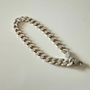 925 silver armband - Riktigt kaxigt och stilrent armband i pansarlänk stil. Äkta silver stämplad 925 sterling. Länken är 7mm bred och 19cm lång. Rekommenderar starkt!!