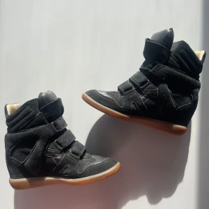 Isabel marant skor - Super snygga och ganska bra skick, köpta second hand❤️ de är ganska små i storleken så passar någon med storlek 37-38