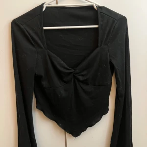 tröja - en svart fin topp. säljer då den inte kommit till användning.  man får den såklart nytvättad innan köpet