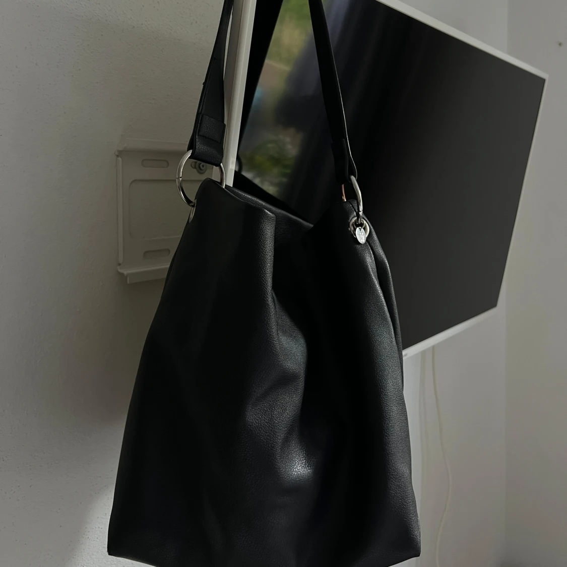 Svart axelväska med dragkedja