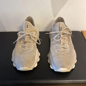Vit/gråa arigato sneakers  - Säljer dessa vita arigato skor som jag ej kan ha längre. Dom är bra använda men funkar ändå perfekt hela tiden. storleken är 44 men funkar ändå för 43 och 42 och är för man. Pruta om ni vill 