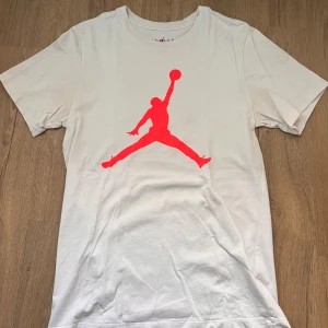 Jordan tröja - Jordan tröja från footlocker. Bra skick, använt några gånger, skön material o storlek S