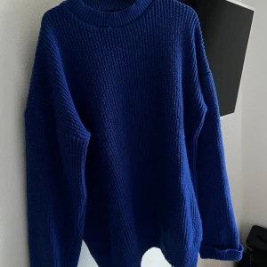 Blå stickad tröja - Säljer en supermysig blå stickad tröja i storlek S men är oversized. Den är i nyskick och redo för nya äventyr! 💙