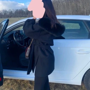 Svart kappa med päls  - Säljer min jättefina kappa som inte kommer till användning. Den är knappt använd och köpte den för 2500kr, säljer billigt för att jag vill bli av med den. Skriv privat för frågor💞