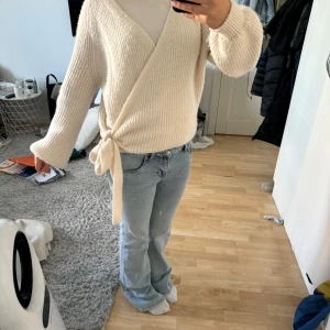 Stickad kofta med rosett - Justerbart snöre med valfri knytning då jag föredrar rosett, köpt från only 💞