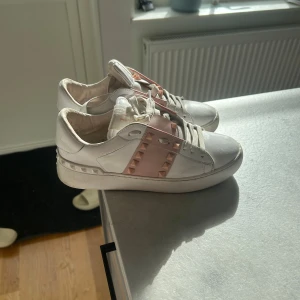 Rosa valentinos  - Säljer mina rosa valentinos då jag vill köpa nya. Dom är använda lite men i väldigt bra skick och säljer dom för de priset då jag köpte dom för 8900 i en valentino affär i somras. Det saknas några nitar på insidan men inget som syns❤️