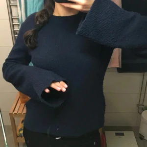 Vit stickad tröja - Säljer denna jätte fina vita stickade tröja så den inte används längre. Använd ett fåtal gånger och är perfekt nu till hösten 💕