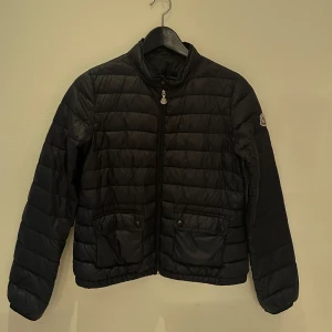 Moncler jacka  - Säljer min tunna dunjacka från moncler - äktenhetsbevis på bild 3!  Jackan är i år 14, men man kan säga att den är i XS 