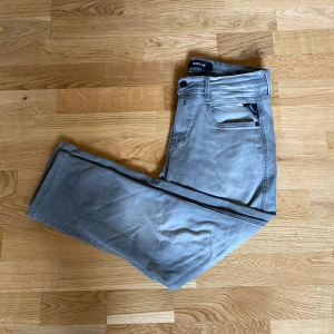 Replay Jeans - Replay Jeans i färgen grå, uppsydda så skulle säga att dom passar W31 L30, hör av er vid funderingar!