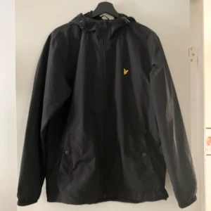 Lyle and scott jacka - Höstjacka i bra skick. Luva och vattenavstötande material.
