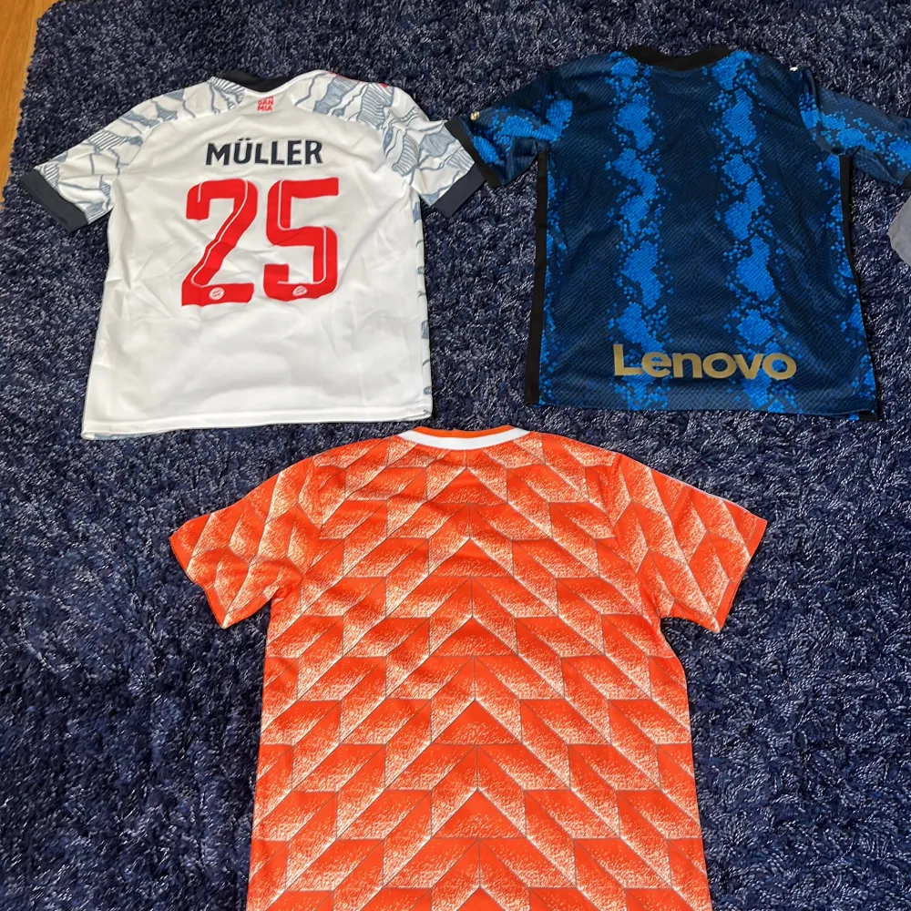 Bayern tröjan och Inter tröjan är köpta i deras officiella butiker och retro Nederländerna tröjan är köpt på nätet. Kan köpas separat om önskas.. Sportswear.