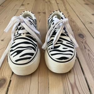 Coola zebra sneakers - Coola snygga sneakers med zebra mönster. De är i nyskick sparsamt använda. Inga defekter.