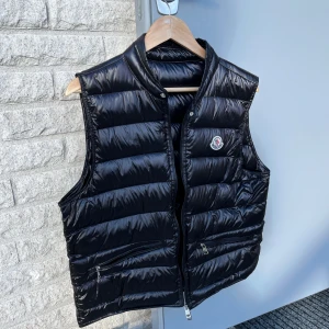 Moncler gui väst - En fin väst i storlek 2 använd ett par gånger men är i 10/10 skick. Säljer den för den vart för liten för mig i år nu tills det blir kallare ute, har ni några funderingar är det bara att höra av er!
