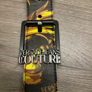Versace bälte  - Tja! Säljer nu mitt äkta Versace bälte eftersom jag ej använder det längre, beställde de från Zalando för ett tag sen!