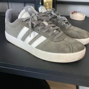 Hej, jag säljer ett par adidas skor eftersom att jag har växt ur dem. Dem är i begagnat skick som ni ser på bilderna. Dem är feta på och man tänker inte på att dem är begagnade.