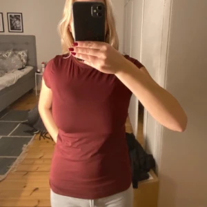 Vinröd kortärmad - Oanvänd, storlek L men passar mig som vanligtvis är Xs/S