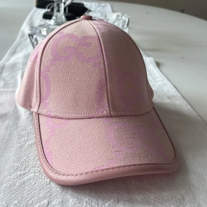 Gucci Jumbo keps - Rosa Gucci Jumbo keps köpt från Nice Frankrike. Använd max 3, helt felfri och super snygg.