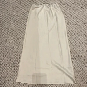 Vit långkjol från Asos - Elegant vit långkjol från Asos i storlek 36.