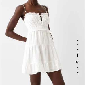 Vit sommarklänning - Vit klänning från BERSHKA. Helt oanvänd i storlek XS. 