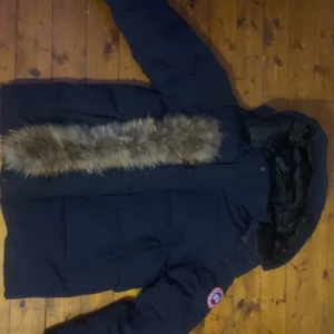 Svart dunjacka från Canada Goose - Säljer eller byter, letar efter en jacka till min lillebror i storlek 160-170/XS. Jackan är XS men passar som S.