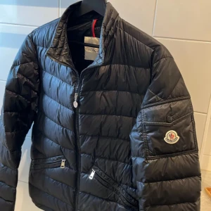 Moncler jacka -  moncler jacka i storlek M är i bra skick svart. Medföljer allt og. Bara att skriva vid frågor samt intresse.