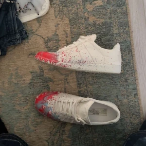 Maison margiela gat paint splatter - Intressekoll på mina maison margielas. De är i bra skick och är otroligt sällsynta går knappt att hitta. storlek 44.  Ändå paret på plick i denna färg 