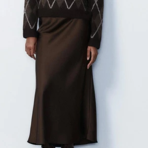 Brun kjol i satin - Brun sarinkjol från Zara i storlek L. Ny med prislapp 🤎