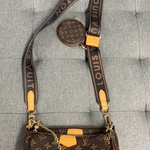 Brun axelväska med monogram - Axelväska för kvinnor. Det är min mammas och hon vill bli av med den. Du får med allt du ser på bilden!