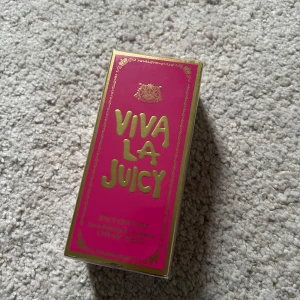 Viva La Juicy parfym från Juicy Couture - Säljer en lyxig Viva La Juicy parfym från Juicy Couture. Förpackningen är i en härlig rosa färg med gyllene detaljer och text. Perfekt för den som älskar en söt och fruktig doft.