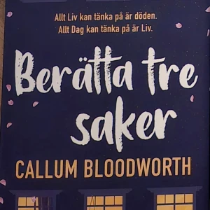 Berätta tre saker - Boken 'Berätta tre saker' av Callum Bloodworth har en mörkblå omslag med vita och orangea texter. Omslaget pryds av små rosa detaljer och fönster som lyser upp i natten. Texten på omslaget väcker nyfikenhet kring liv och död.