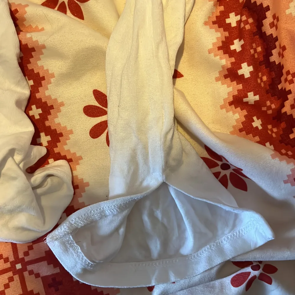 Säljer en enkel och stilren vit långärmad tröja från 157. Perfekt basplagg för alla tillfällen. Tröjan har en rund halsringning och är tillverkad i ett mjukt material.. Neuletakit & Villapaidat.