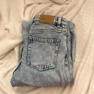 Blå jeans från Monki - Säljer ett par snygga blå jeans från Monki. Super snygga men säljer då dem inte passar längre! Betalning sker via Swish!🤍 