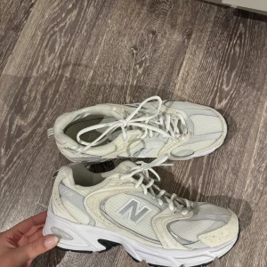 Sneakers från New Balance - 530 - Populära New Balance 530 i färgen Sea Salt - en modell som säljer slut snabbt! Nästan nya, endast använda ett fåtal gånger. Perfekt till både vardag och träning. Har tyvärr slängt medföljande box. Kvitto tillhandahålls vid begäran. 