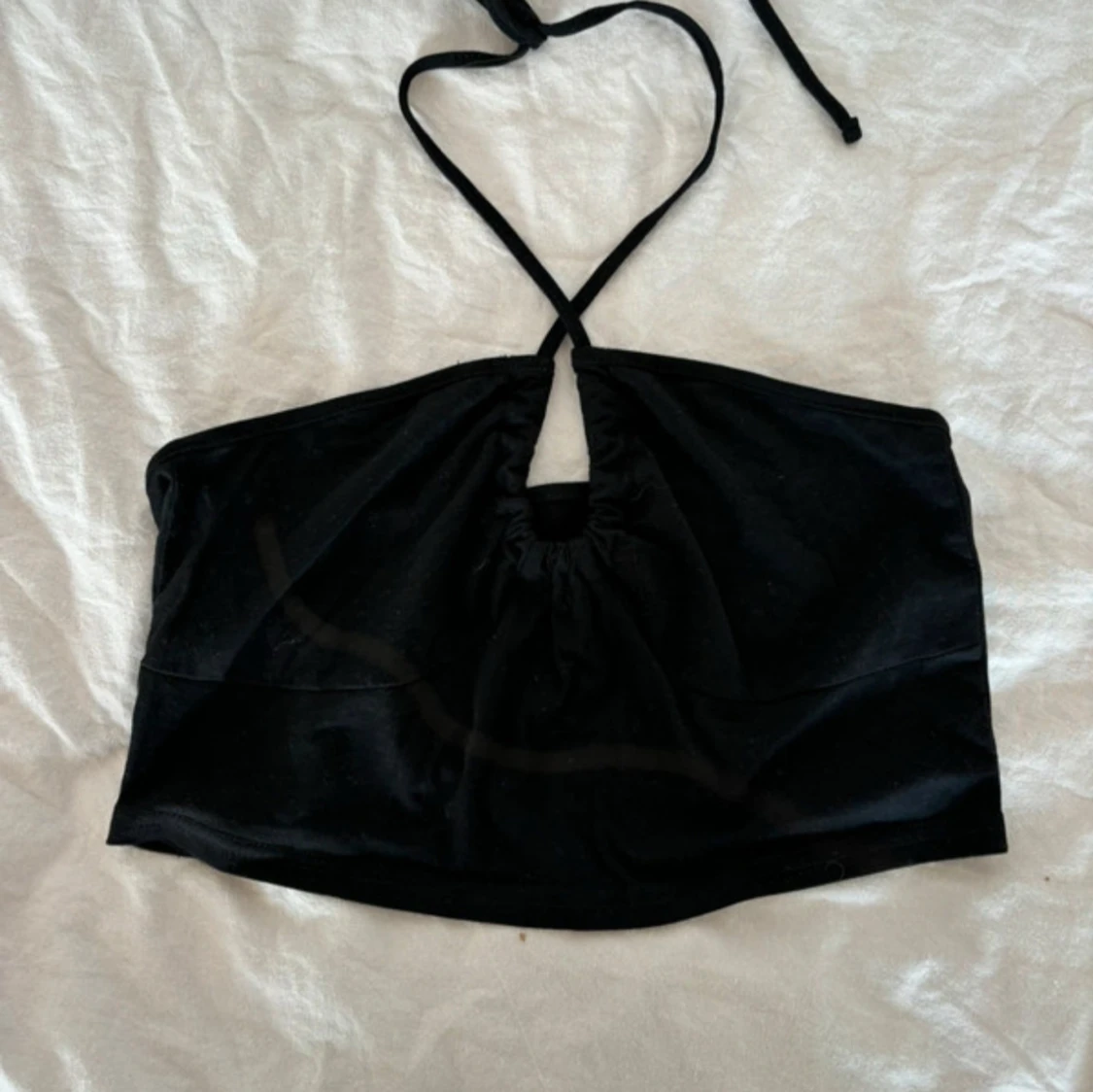 Svart axelbandslös topp