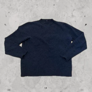 Mörkblå tröja från Boggi - Säljer nu denna fräscha tröja från Boggi Milano. Storlek M. Skick 9/10. Nypris 2300kr mitt pris 550kr. Använd 1-2 gånger🔥. Köparen står för frakt