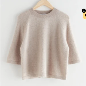Beige stickad tröja - populär stickad T-shirt från & other stories💕💕 jätte fint skick, då den knappt är använd💕💕
